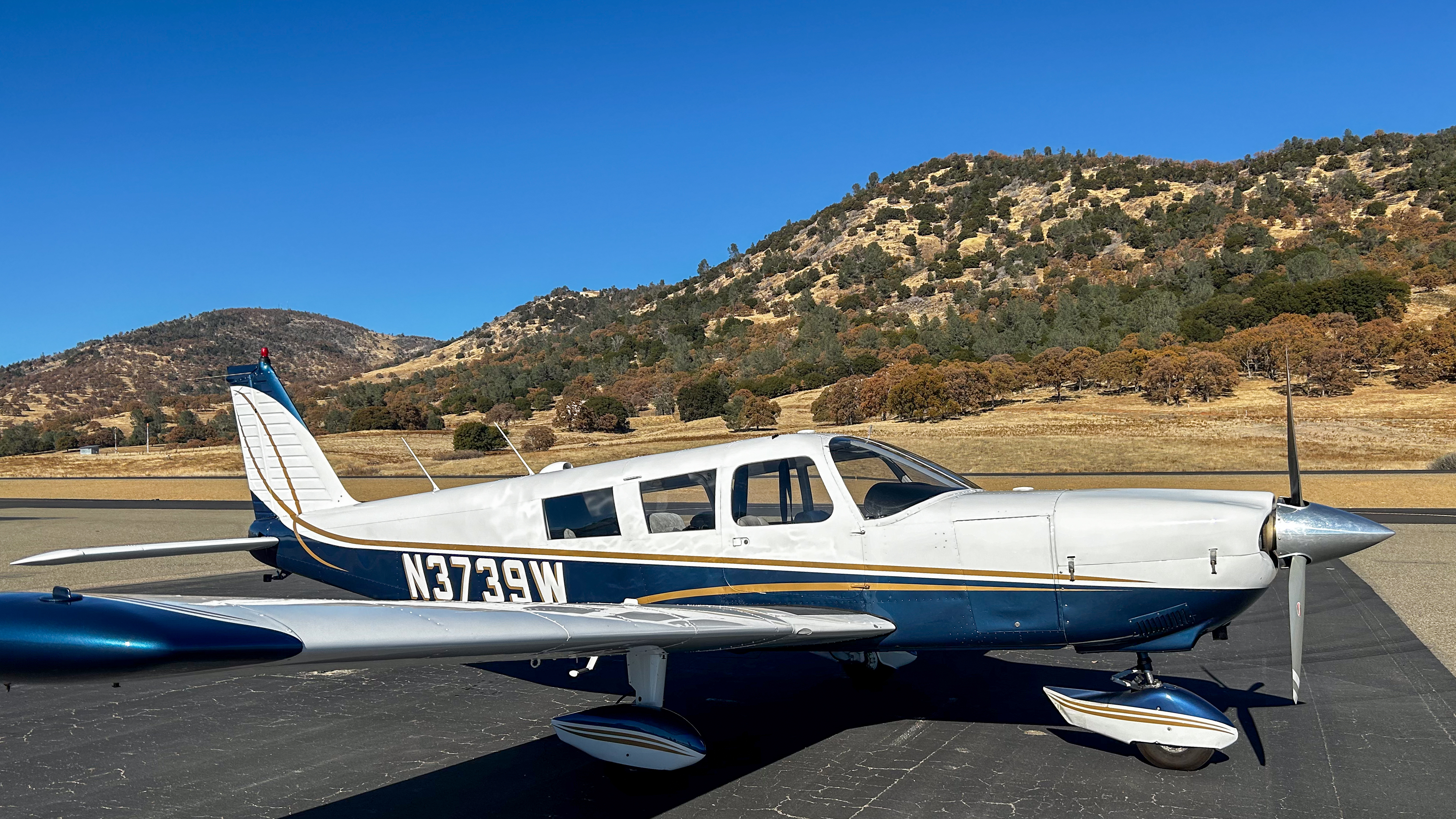 Piper PA32 Cherokee-6 aircraft N3739W - 6-seat workhorse with 1500 lbs useful load